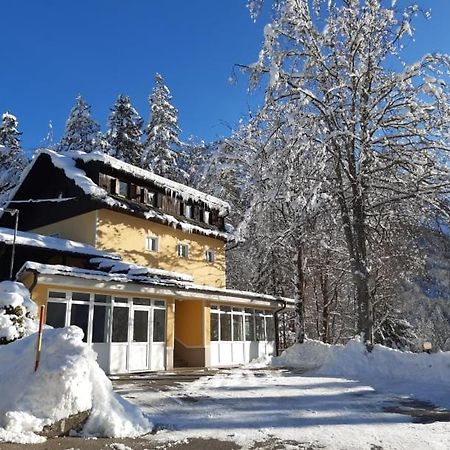Rooms Barovc By The Lake Jasna 克拉尼斯卡戈拉 外观 照片 The station building in 2013