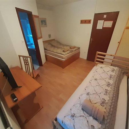 Rooms Barovc By The Lake Jasna 克拉尼斯卡戈拉 外观 照片 A room at the hostel