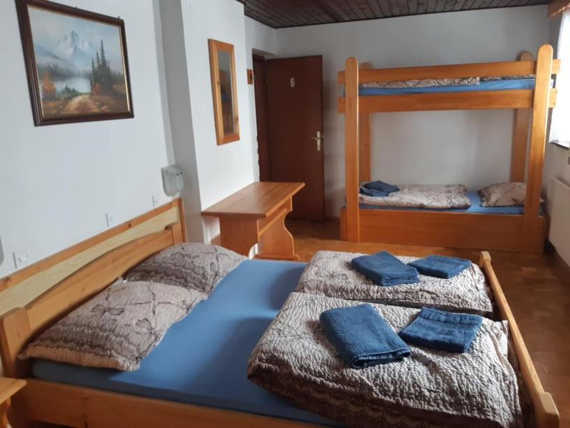 Rooms Barovc By The Lake Jasna 克拉尼斯卡戈拉 外观 照片 A typical room at the hostel