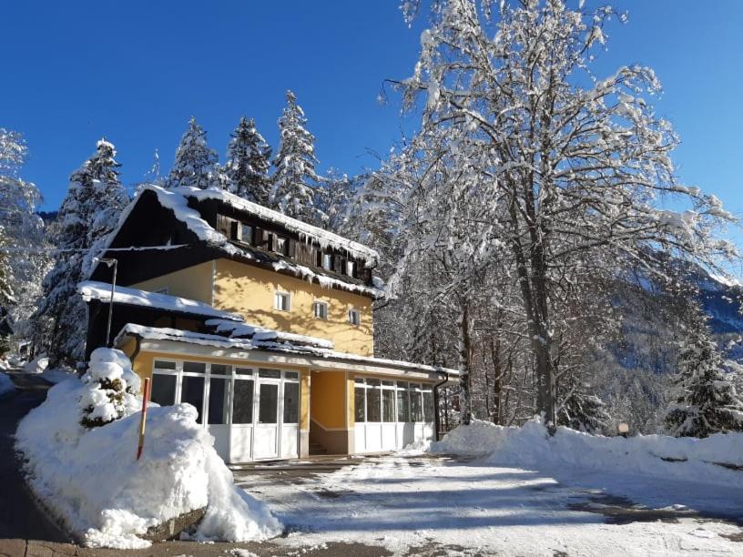 Rooms Barovc By The Lake Jasna 克拉尼斯卡戈拉 外观 照片 The station building in 2013