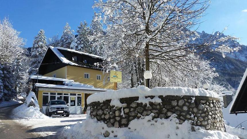 Rooms Barovc By The Lake Jasna 克拉尼斯卡戈拉 外观 照片 The town hall in Saint-Gervais