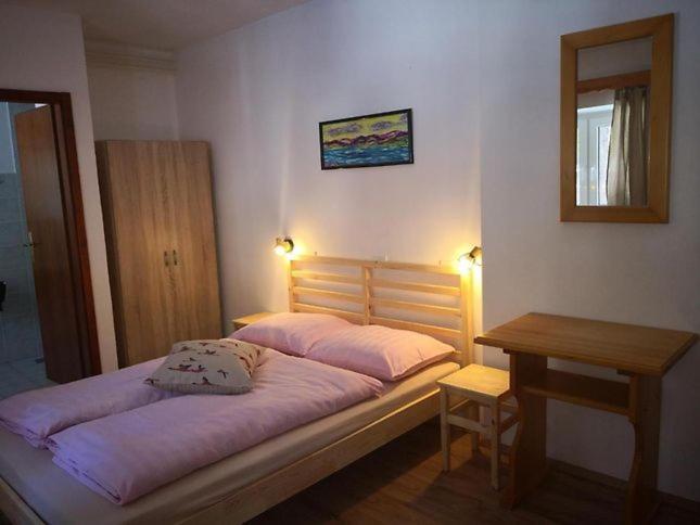 Rooms Barovc By The Lake Jasna 克拉尼斯卡戈拉 外观 照片 A bedroom in a hostel