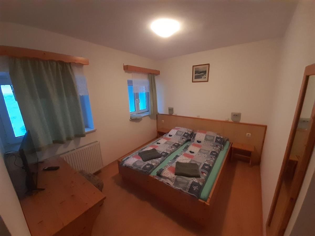 Rooms Barovc By The Lake Jasna 克拉尼斯卡戈拉 外观 照片 A bedroom in a typical apartment