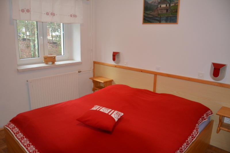 Rooms Barovc By The Lake Jasna 克拉尼斯卡戈拉 外观 照片 A typical bedroom in a German youth hostel