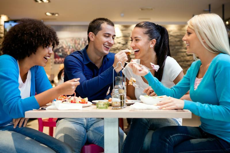 Rooms Barovc By The Lake Jasna 克拉尼斯卡戈拉 外观 照片 A group of friends eating together