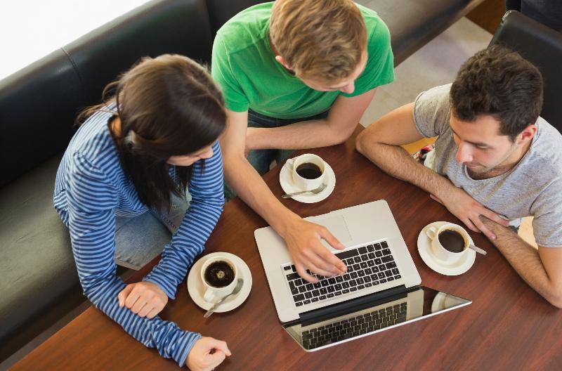 Rooms Barovc By The Lake Jasna 克拉尼斯卡戈拉 外观 照片 Students using a laptop