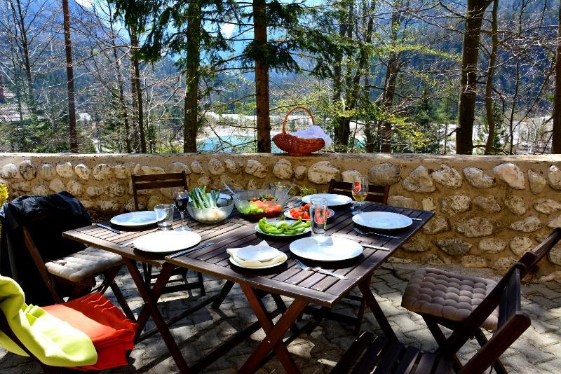 Rooms Barovc By The Lake Jasna 克拉尼斯卡戈拉 外观 照片 A table set for a meal